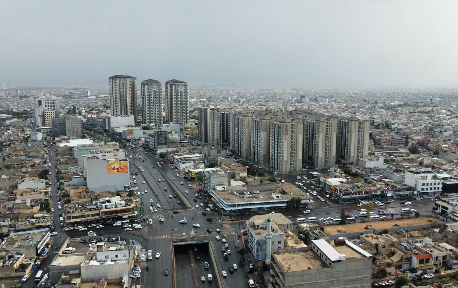 دیمەنی شەقامێکی هەولێر کە چەند یەکەیەکی نیشتەجێبوون دەردەکەون. وێنە: بڵند تاهیر - رووداو