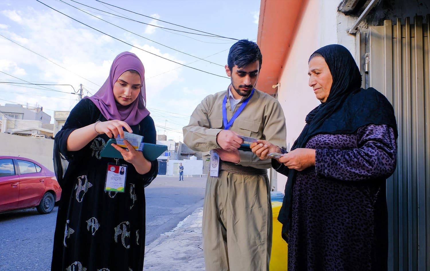 Census enumerators recording information from a house in Erbil province on November 20, 2024. Photo: Bilind T. Abdullah/Rudaw