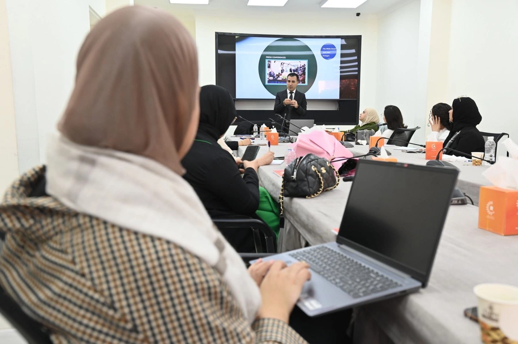 وێنەیەک لە راهێنانی رووداو و نەتەوە یەکگرتووەکان تایبەت بە ژنانی رۆژنامەڤان