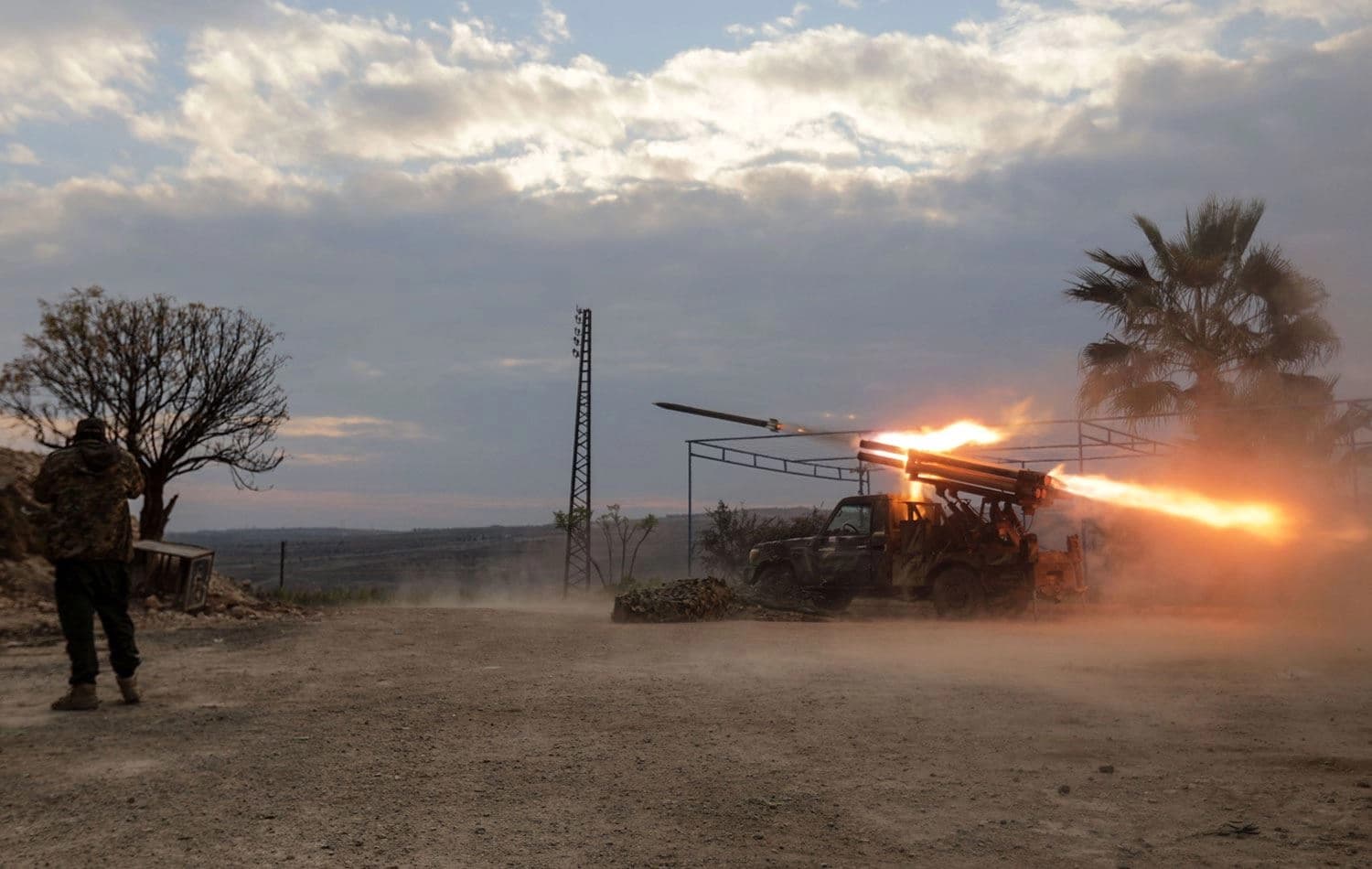 HTŞ, Hama'nın kuzey eteklerinde Suiye güçlerine karşı çok namlulu roketatar kullandı. / Foto: Bakr AL Kassem / AFP