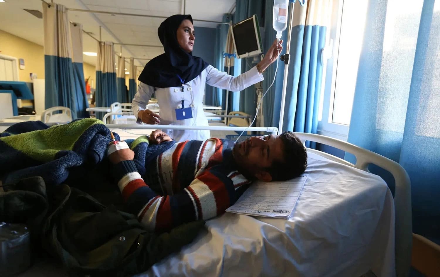 پەرستارێک ژیناو بۆ نەخۆشێک دادەنێت. AFP