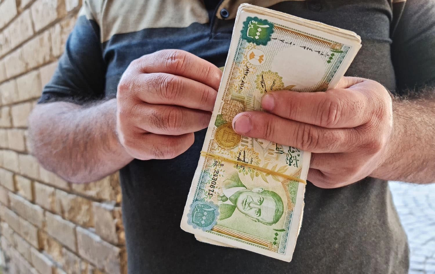 A man counting Syrian Liras. Photo: Bilind T. Abdullah/Rudaw