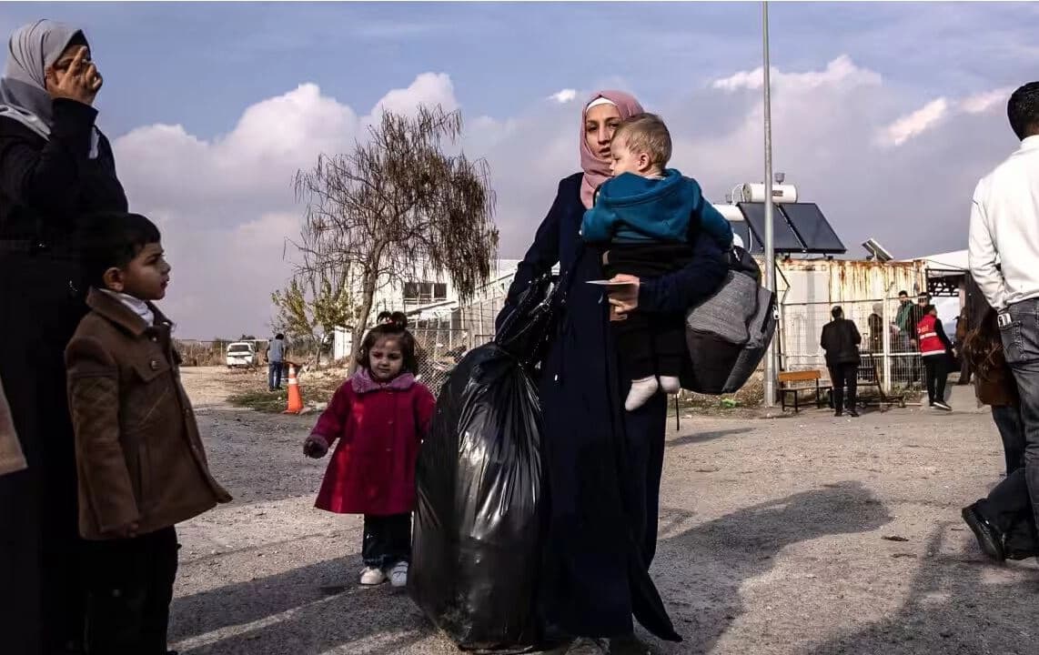 چەند ئاوارەیەکی سووریایی لەدوای رووخانی دەسەڵاتی بەشار ئەسەد لە تورکیاوە دەگەڕێنەوە بۆ وڵاتەکەیان. وێنە: Kazim Kizil- EPA