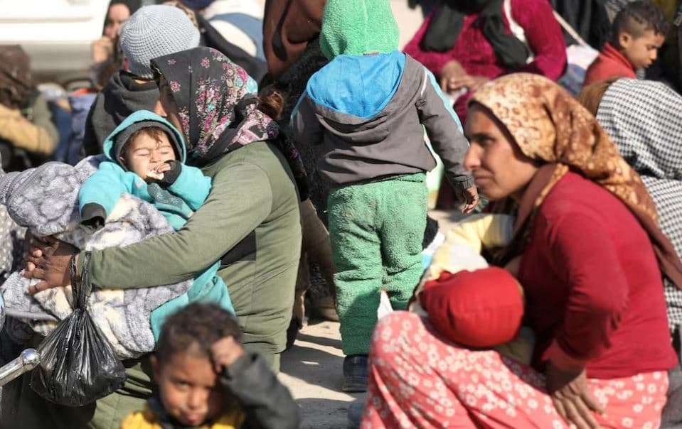 ژن و منداڵی ئاوارە لە شاری تبقە لە سووریا. وێنە: Reuters/دیسەمبەری 2024