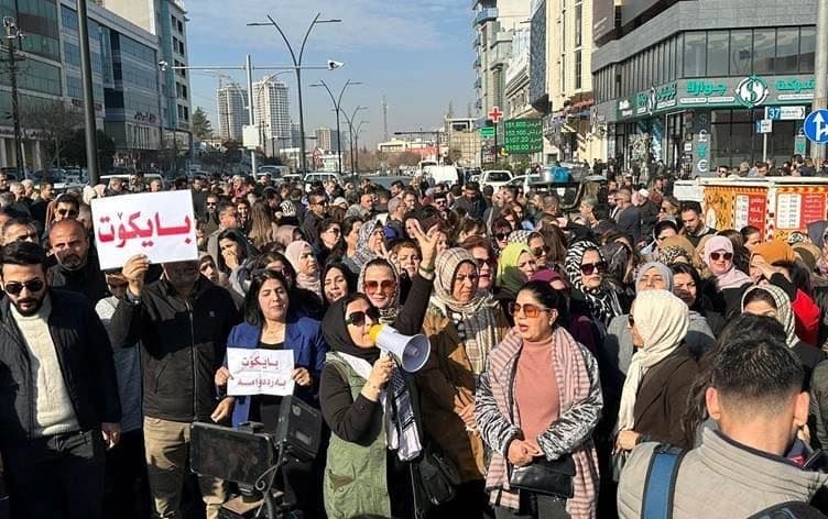 وێنەیەکی ئەرشیفی مامۆستایانی نارازی لە سلێمانی. وێنە: بڵند تاهیر- رووداو
