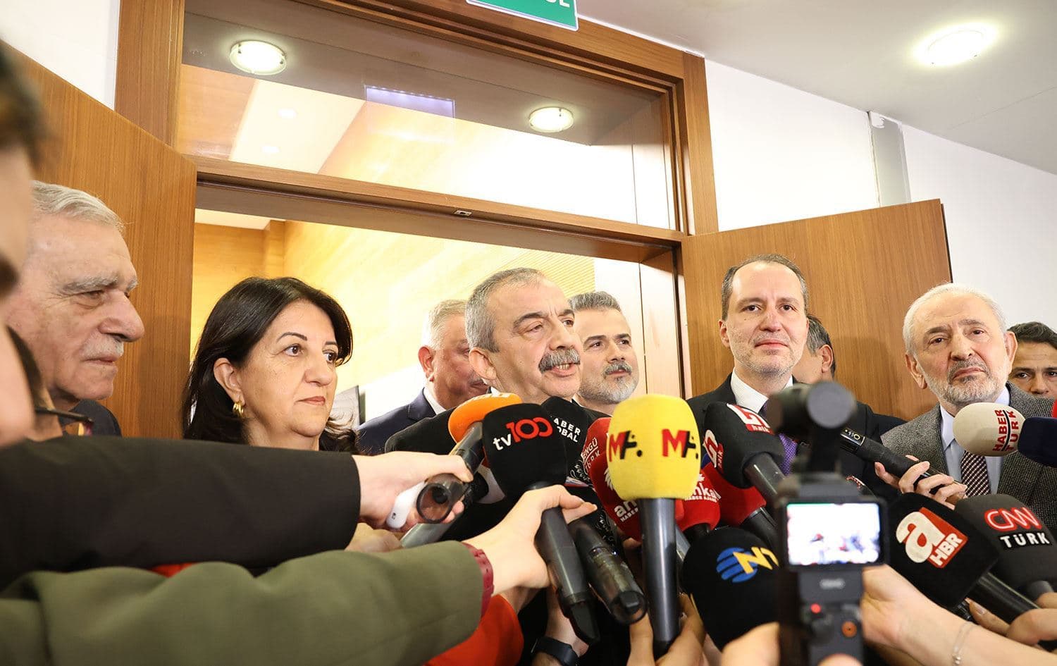 Piştî hevdîtinê daxuyaniyeke çapemeniyê ya hevpar hate dayîn/Wêne: DEM Partî