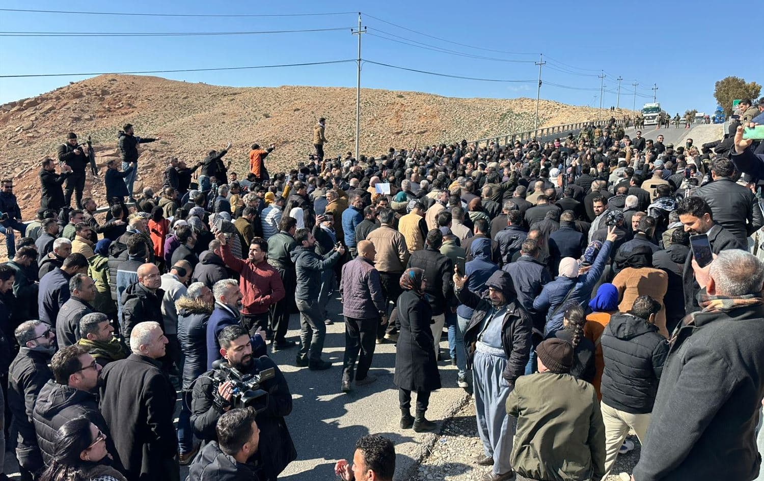 Erbil security forces block the entry of striking teachers coming from Sulaimani at the Degala checkpoint on February 9, 2025. Photo: Harem Ali/Rudaw