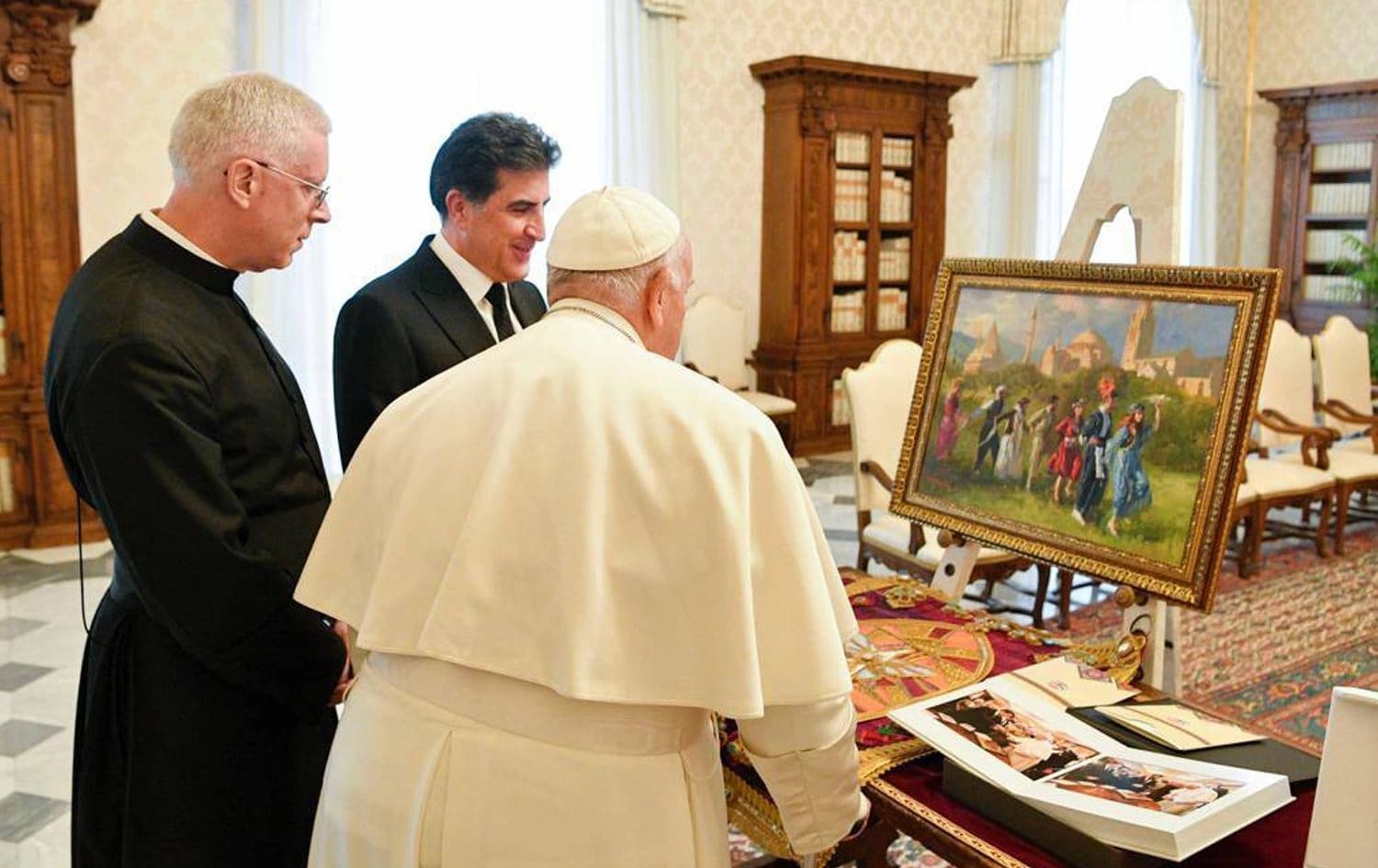 Kurdistan Region President Nechirvan Barzani gifted a painting by a Kurdish artist to Pope Francis during his visit to Vatican City on April 13, 2023. Photo: Kurdistan Region Presidency