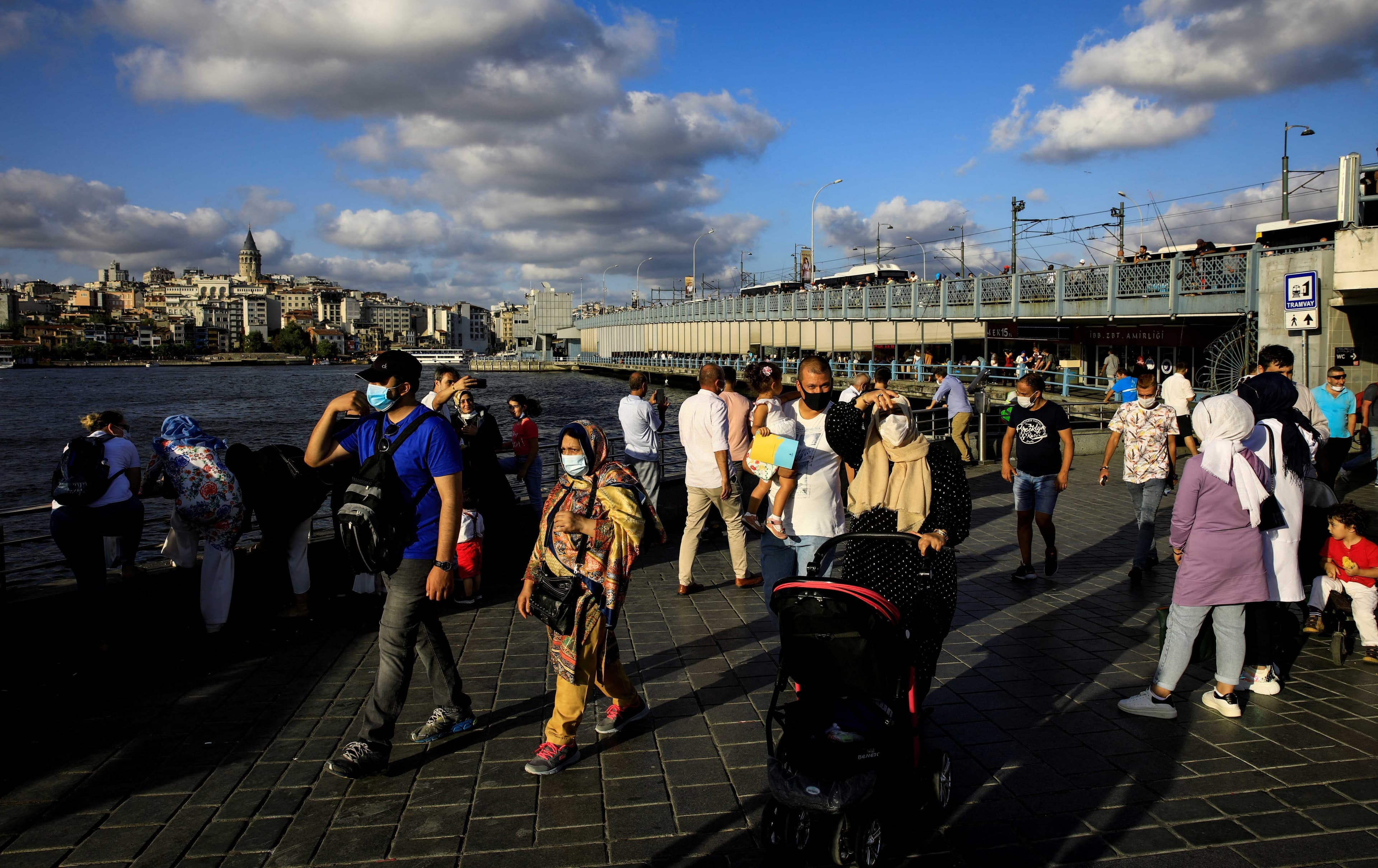 ژمارەیەک گەشتیاری بیانی لە تورکیا. وێنە: Reuters