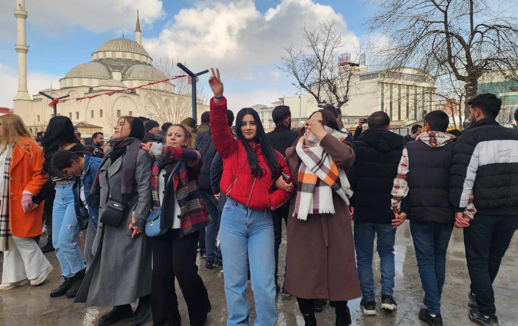 دوو هاونیشتمانی لە وانی باکووری کوردستان لە کاتی راگەیاندنی پەیامی ئاشتیی ئۆجەلان. وێنە: عەبدولسەلام ئاکنجی - رووداو