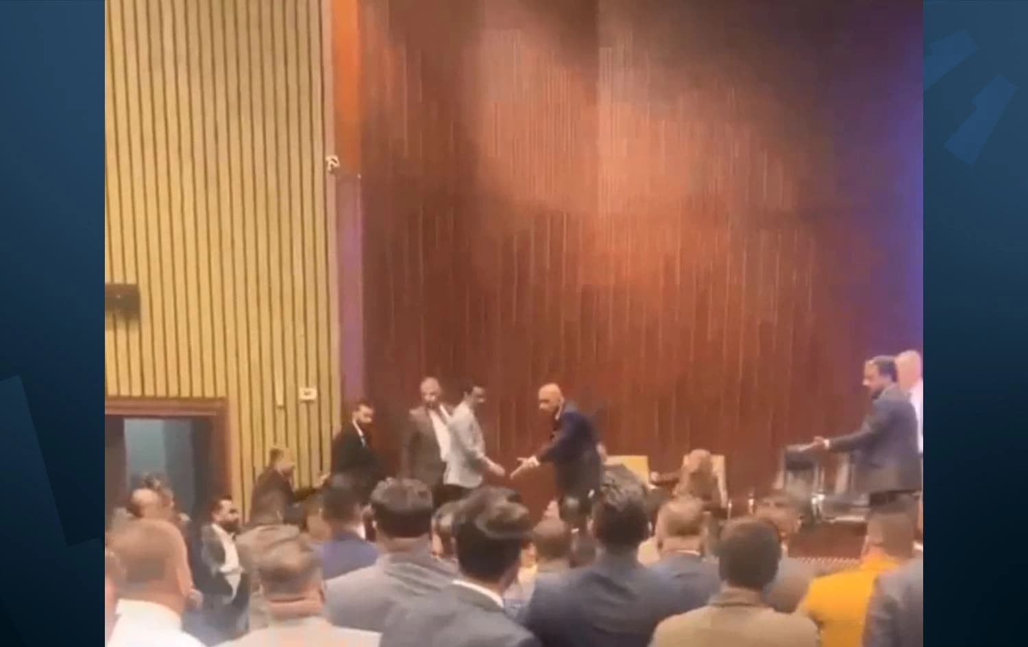 دیمەنێکی شەڕەکە.