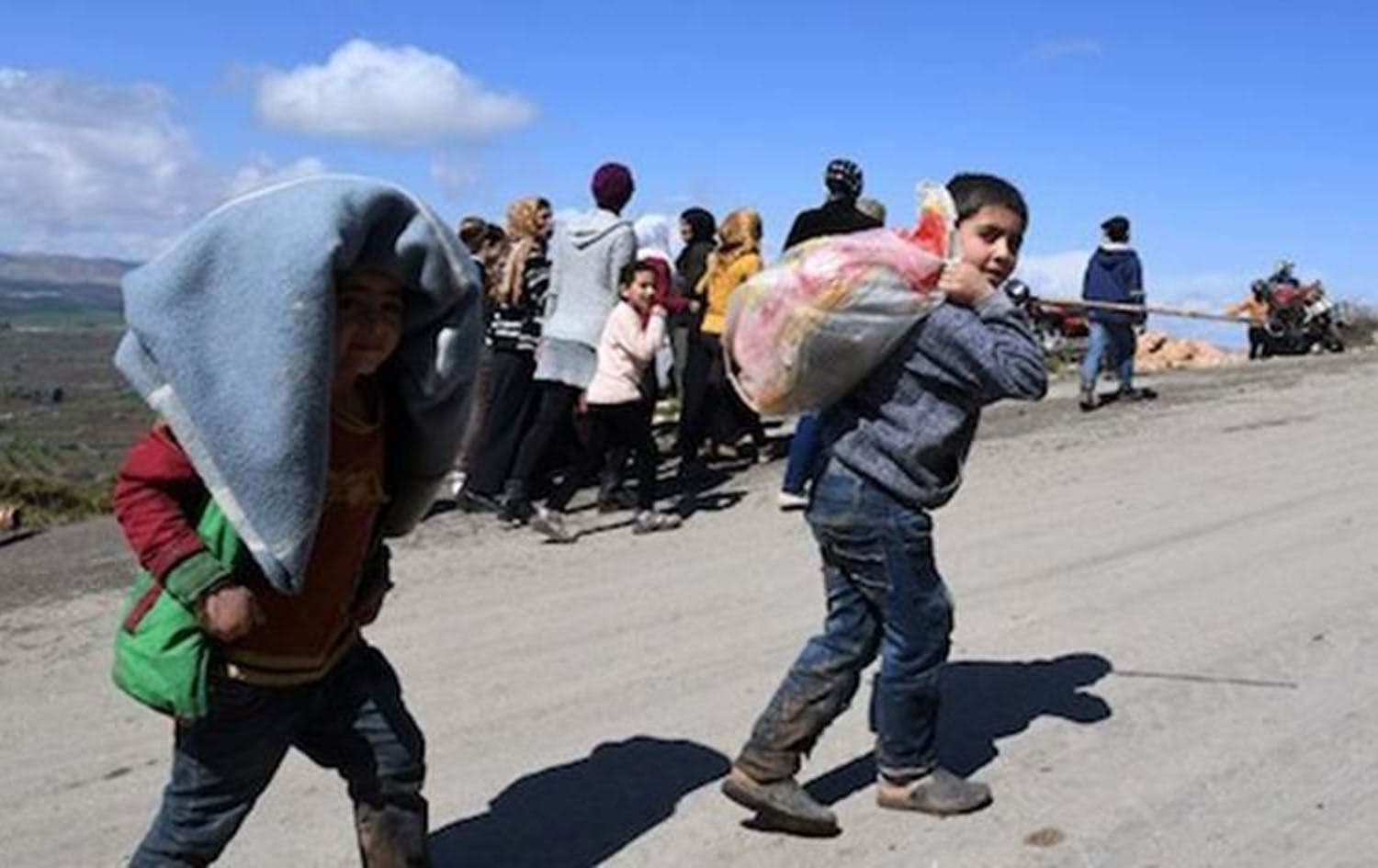 Civilians fleeing the city of Afrin in northern Syria (Rojava), heading towards the checkpoint in az-Ziyarah, on March 16, 2018. Photo: AFP/George Ourfalian.
