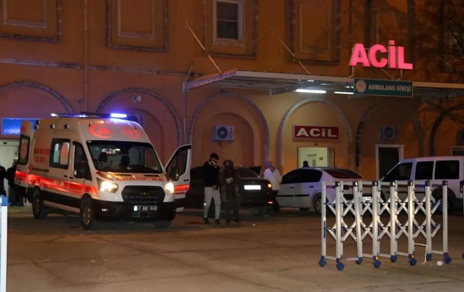 Tîmên tenduristiyê birîndar rakirin Nexweşxaneya Perwerde û Lêkolînê ya Mêrdînê/Wêne: Arşîv