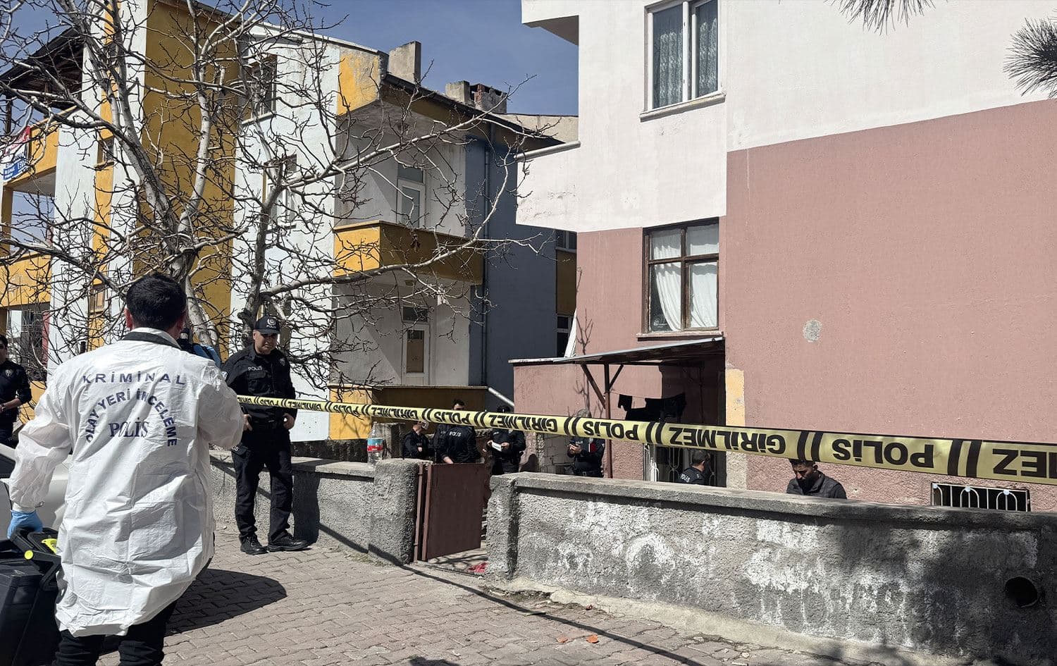 Kayseri'nin Melikgazi ilçesinde sobadan sızan karbonmonoksit gazından zehirlenen anne ile 2 çocuğu hayatını kaybetti. Ekipler, olay yerinde incelemede bulundu - AA