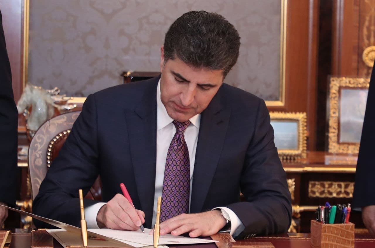 نێچیرڤان بارزانی، سەرۆکی هەرێمی کوردستان لەکاتی واژۆکردنی نووسراوێکدا، وێنە: ئەرشیڤ