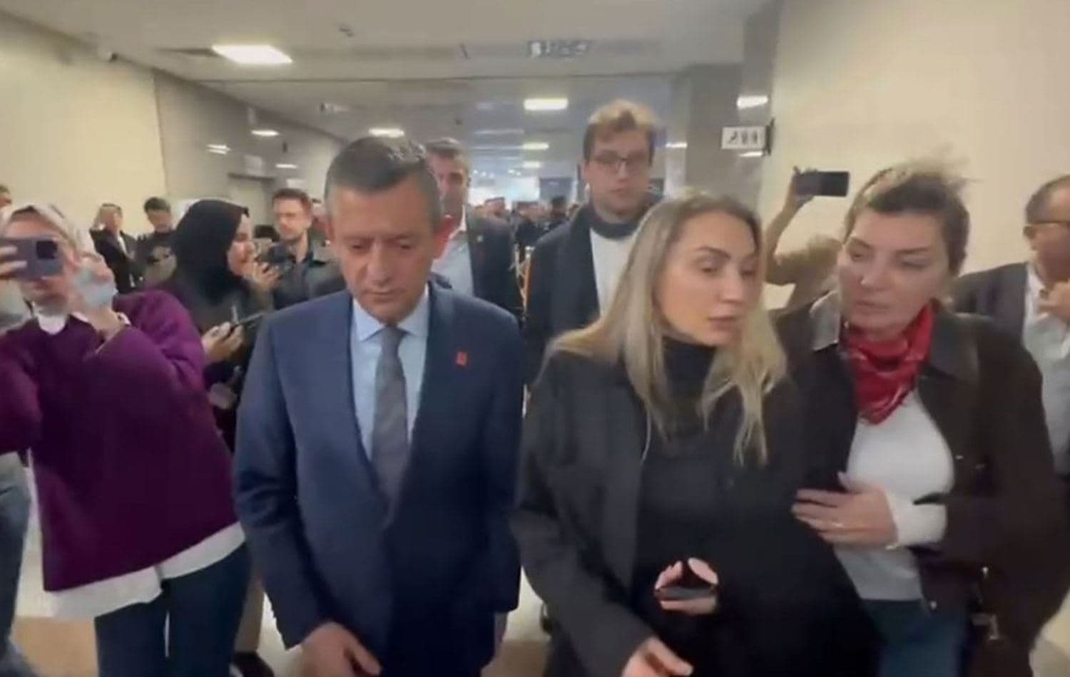 Dilek İmamoğlu ve Özgür Özel, ön seçime katılmak için Çağlayan Adliyesi’nden ayrıldı. / Video alıntısı / Rûdaw