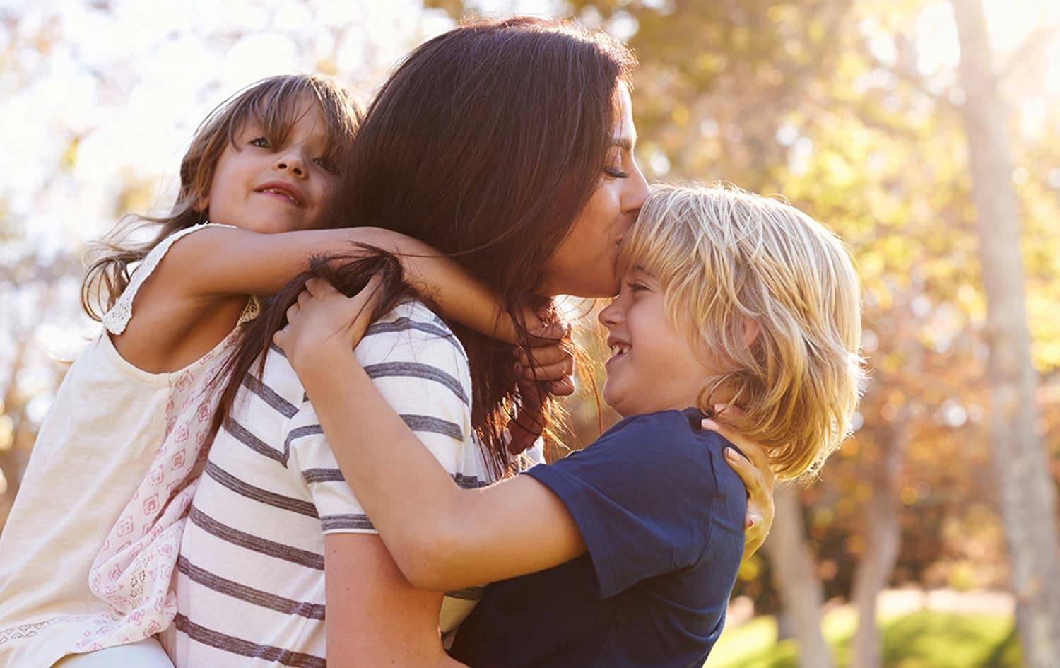 دایکێک لەگەڵ دوو منداڵەکەی. وێنە: Raising children