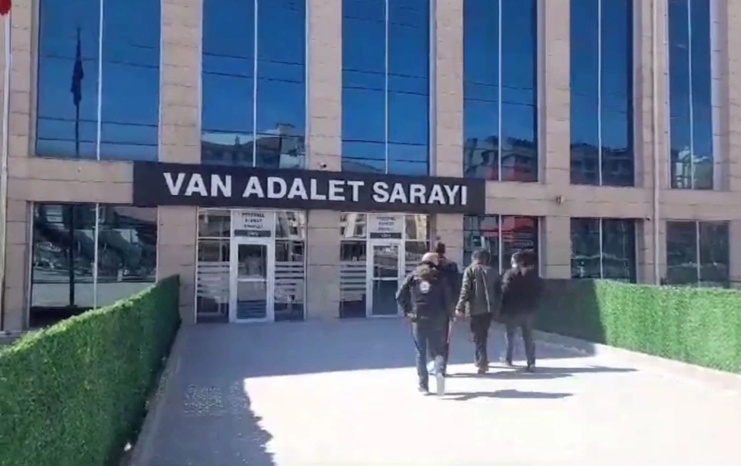 Polîs kesên desteserkirî dibin dadgeha Wanê /Wêne: AA
