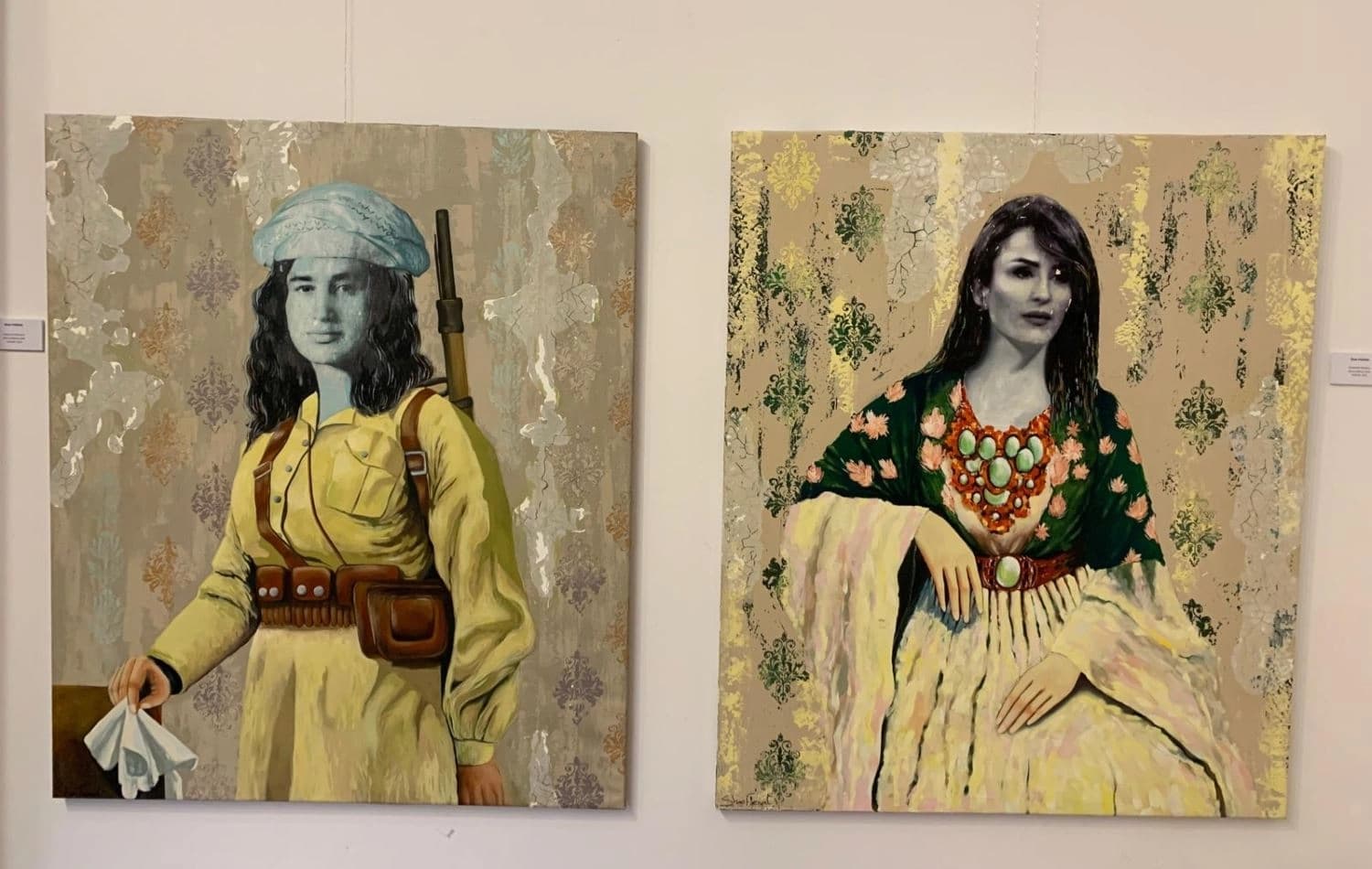 دوو وێنەی نمایشکراو لە پێشانگەکەدا