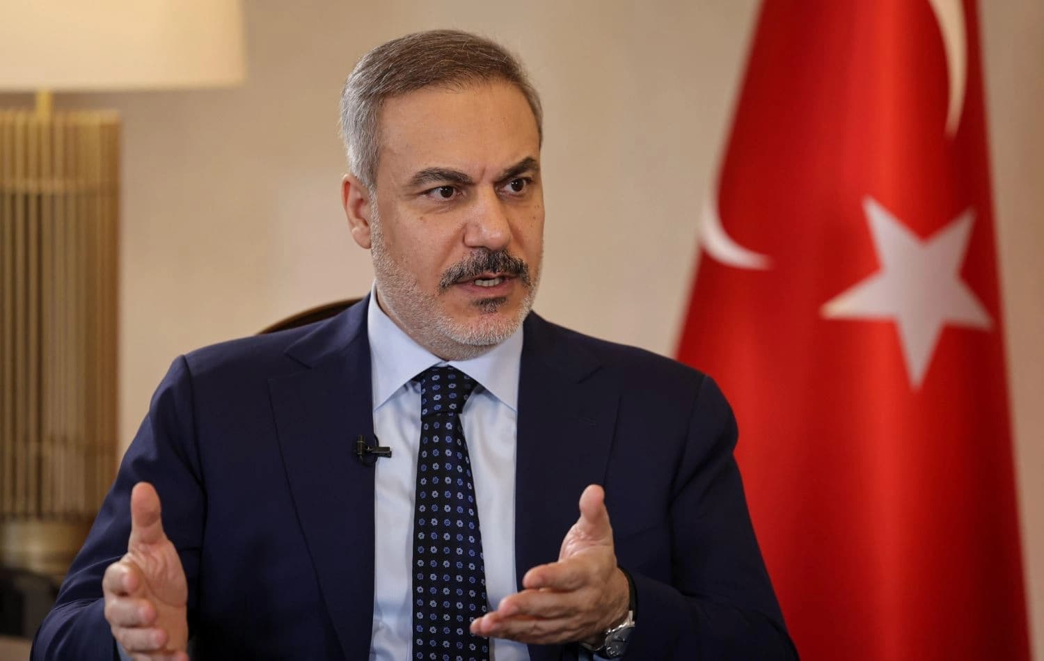 هاکان فیدان، وەزیری دەرەوەی تورکیا لەمیانی هەپڤەیڤینەکەدا لەگەڵ تەلەڤیزیۆنە عێراقییەکە، وێنە: AA