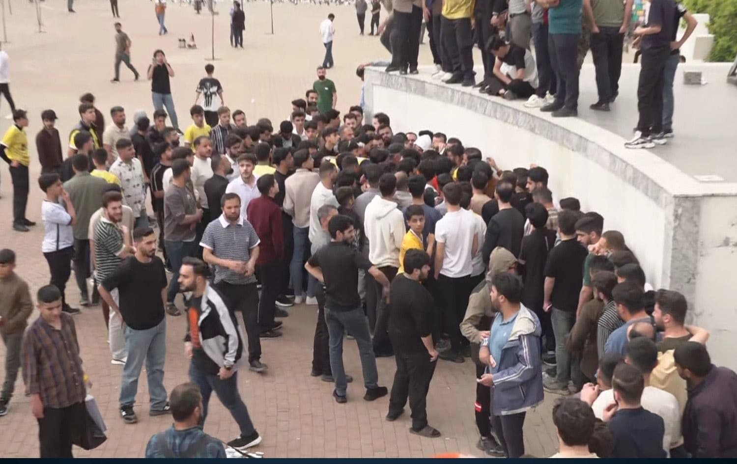 هاندەرانی دهۆک لەکاتی کڕینی بلیتی یاریی یانەکەیان