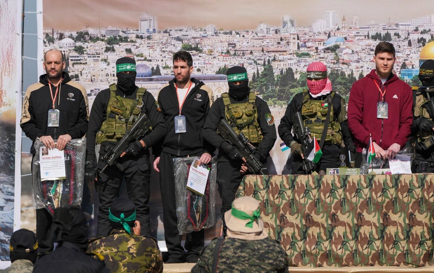 İsrailli esirleri serbest bırakan Hamaslılar Foto: AFP