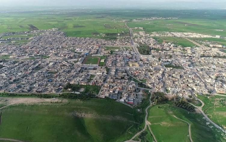 دیمەنێکی گشتیی قەزای بەردەڕەش کە بەشێکی بەرچاوی هۆزی گۆران لەو دەڤەرە نیشتەجێن.
