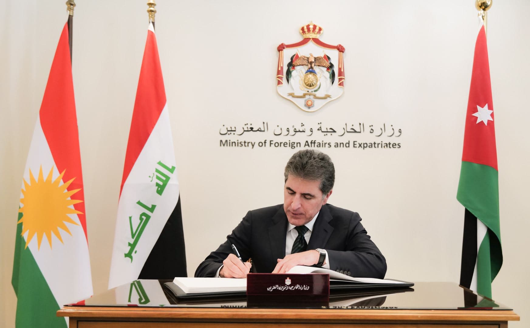 Kurdistan Region President Nechirvan Barzani signs book of honor at the Jordanian foreign ministry in Amman on April 27, 2025. Photo: Kurdistan Region Presidency