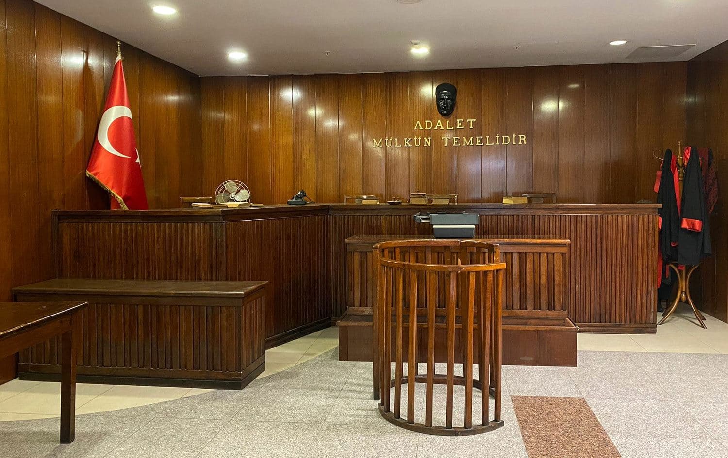 Mahkeme salonundan kare