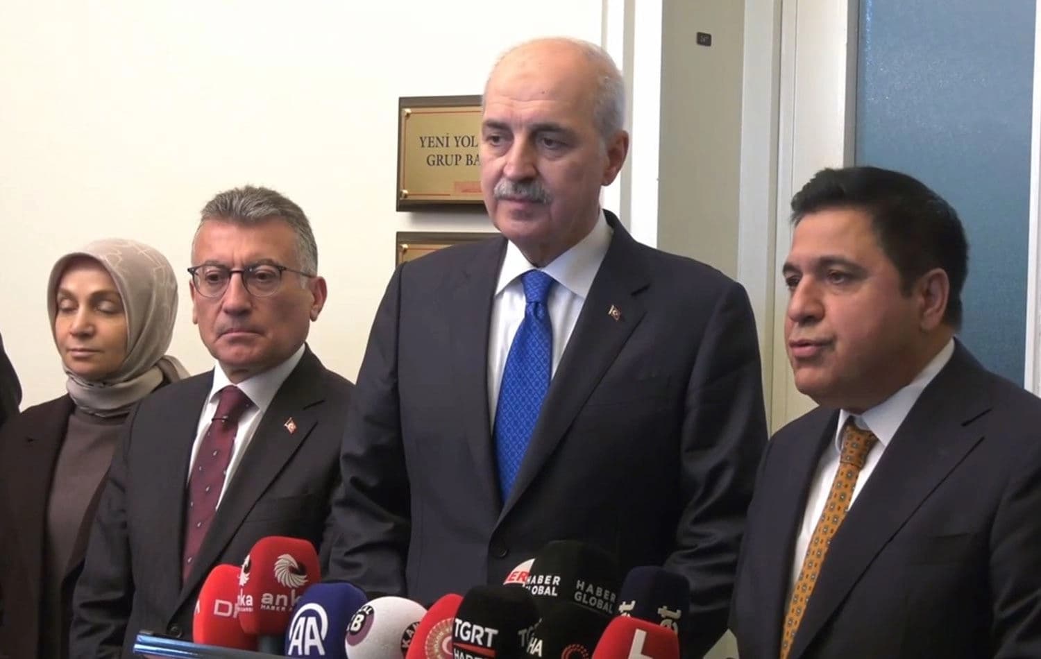 Meclis Başkanı Numan Kurtulmuş (ortada), Yeni Yol Partisi Grubu'nu ziyaret etti. / Foto: ANKA
