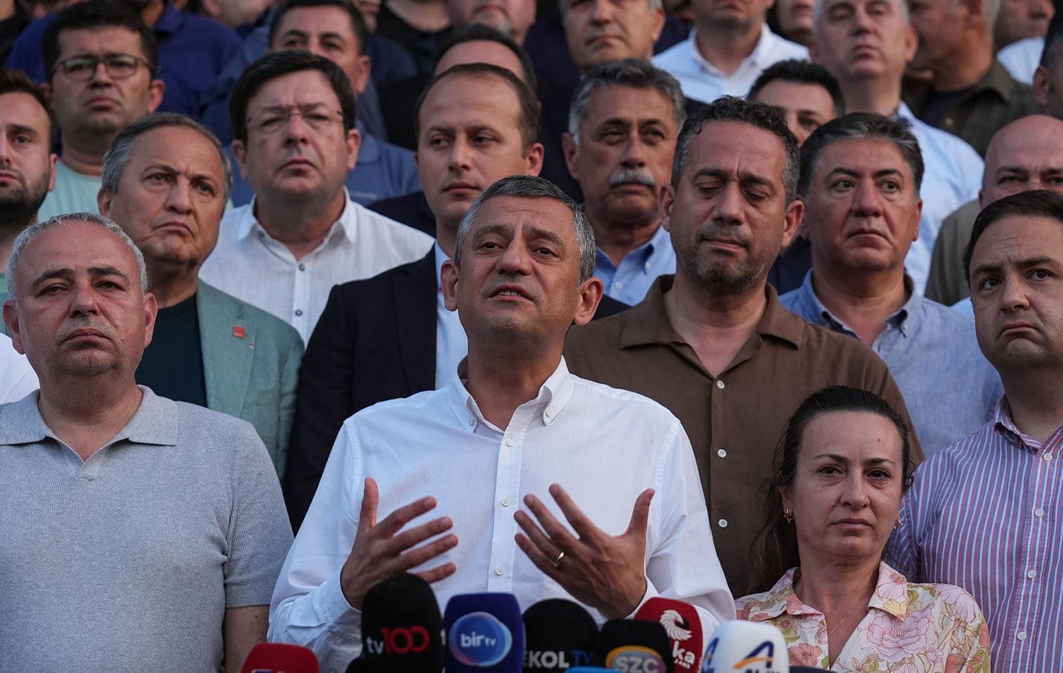 CHP Genel Başkanı Özgür Özel (ortada), evinde elektrik akımına kapılan ve kaldırıldığı hastanede hayatını kaybeden Manisa Büyükşehir Belediye Başkanı Ferdi Zeyrek'in vefatına ilişkin Manisa Celal Bayar Üniversitesi Hafsa Sultan Hastanesi önünde açıklama yaptı. / AA