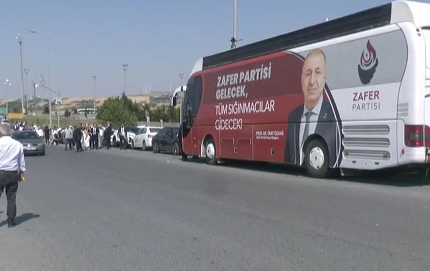 Zafer Partisi mensupları Özdağ'ın duruşmasını takip etti. / Foto: ANKA