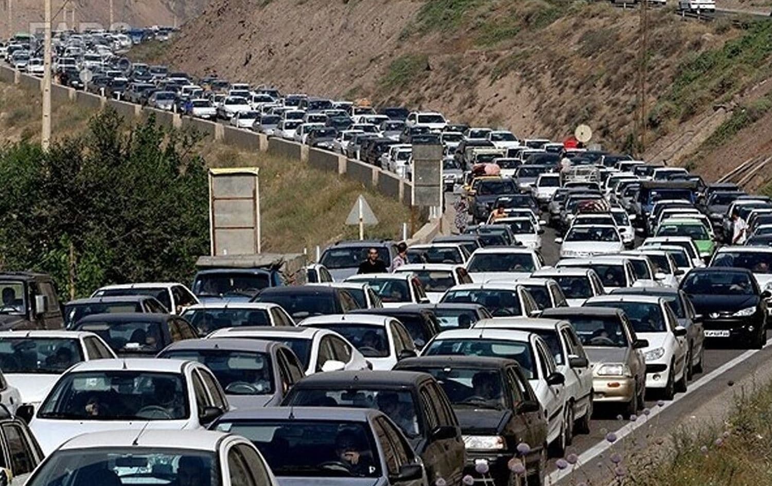 Saldırıların başlıca hedeflerinden biri Tahran olurken, başkentteki güvenlik kaygılarının birçok kişinin şehirden ayrılmasına yol açtığı bildiriliyor.