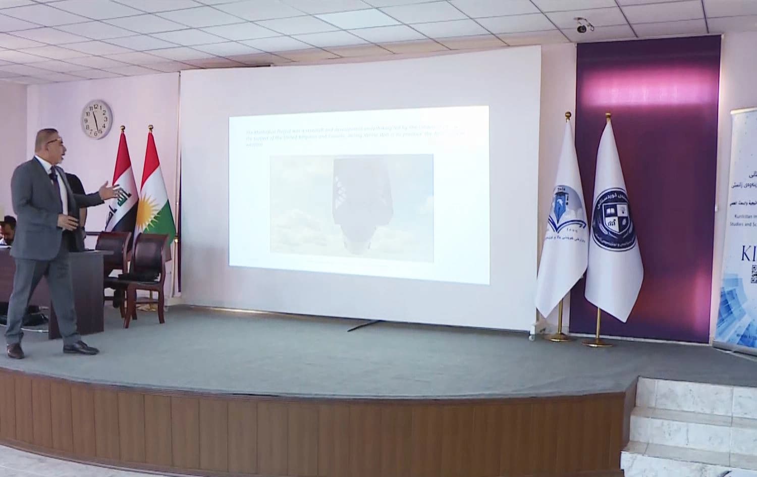 لەکاتی باسکردنی مەترسیی تیشکدەرە ئەتۆمییەکان لەسەر بڵاوبوونەوە و زیانەکانی لەلایەن ئەو پڕۆفیسۆرەوە.