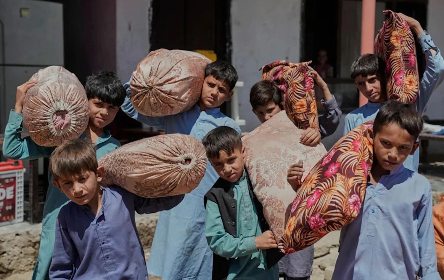 چەند منداڵێکی ئەفغان، بارگەکەیان هەڵگرتووە و لە پاکستانەوە دەگەڕێنەوە وڵاتەکەیان. وێنە: AP