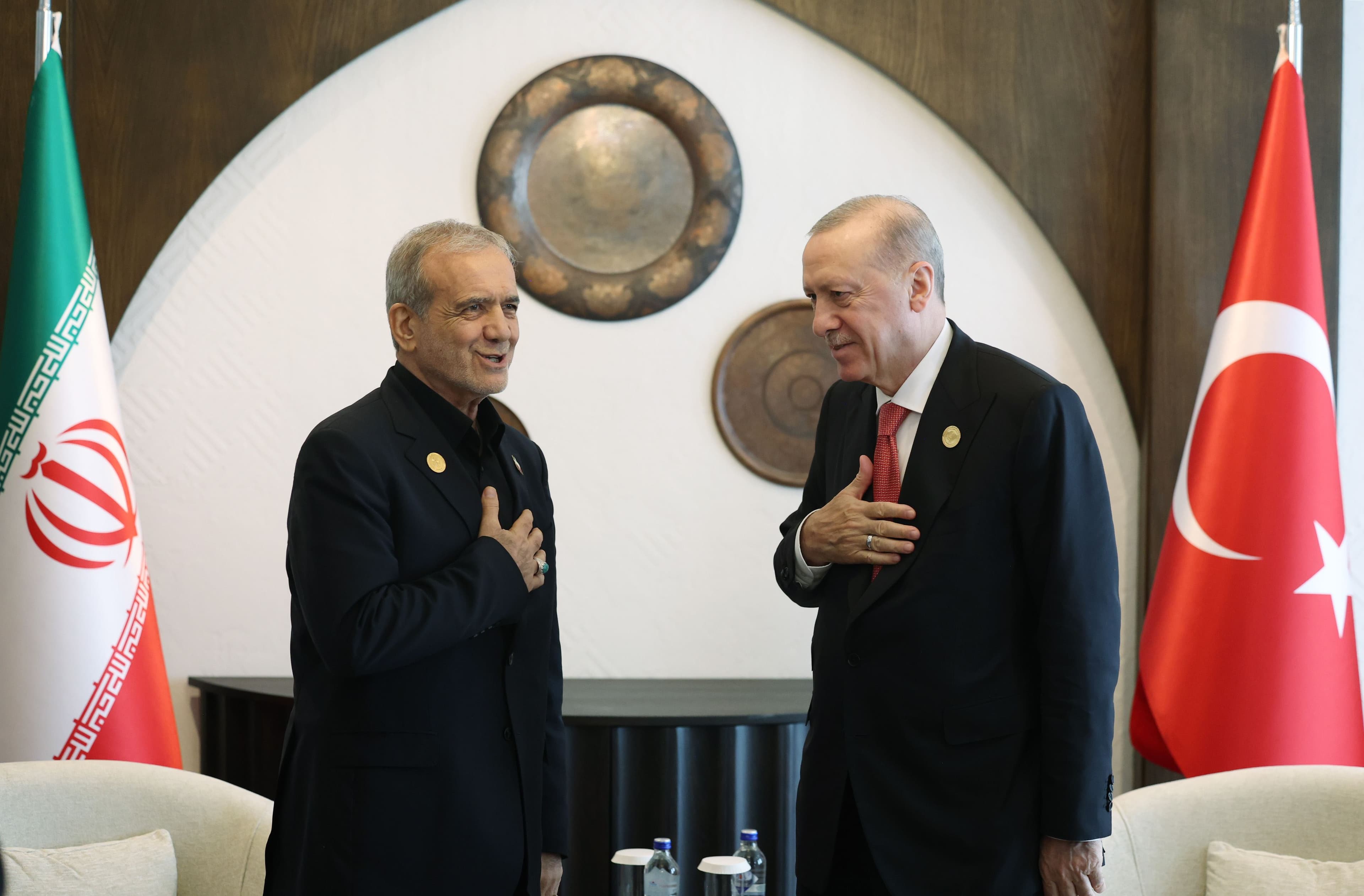 Turkish President Recep Tayyip Erdogan (right) meeting with his Iranian counterpart Masoud Pezeshkian in Azerbaijan on July 4, 2025. Photo: AA