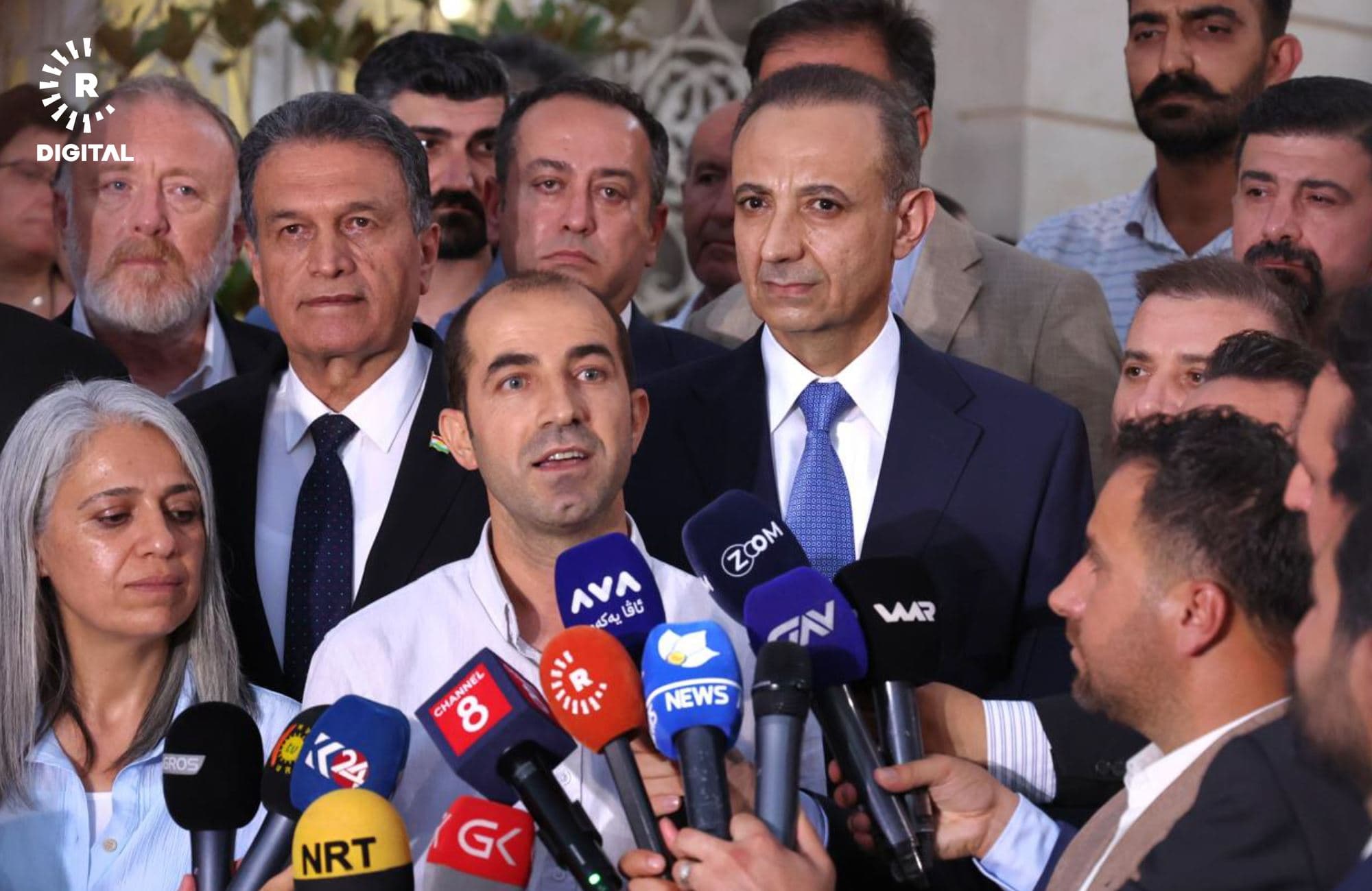 PKK’nin 11 Temmuz’da Süleymaniye’de gerçekleştireceği silah bırakma törenine katılmak üzere yola çıkan DEM Parti heyeti, Kürdistan Bölgesi’nde resmi törenle karşılandı