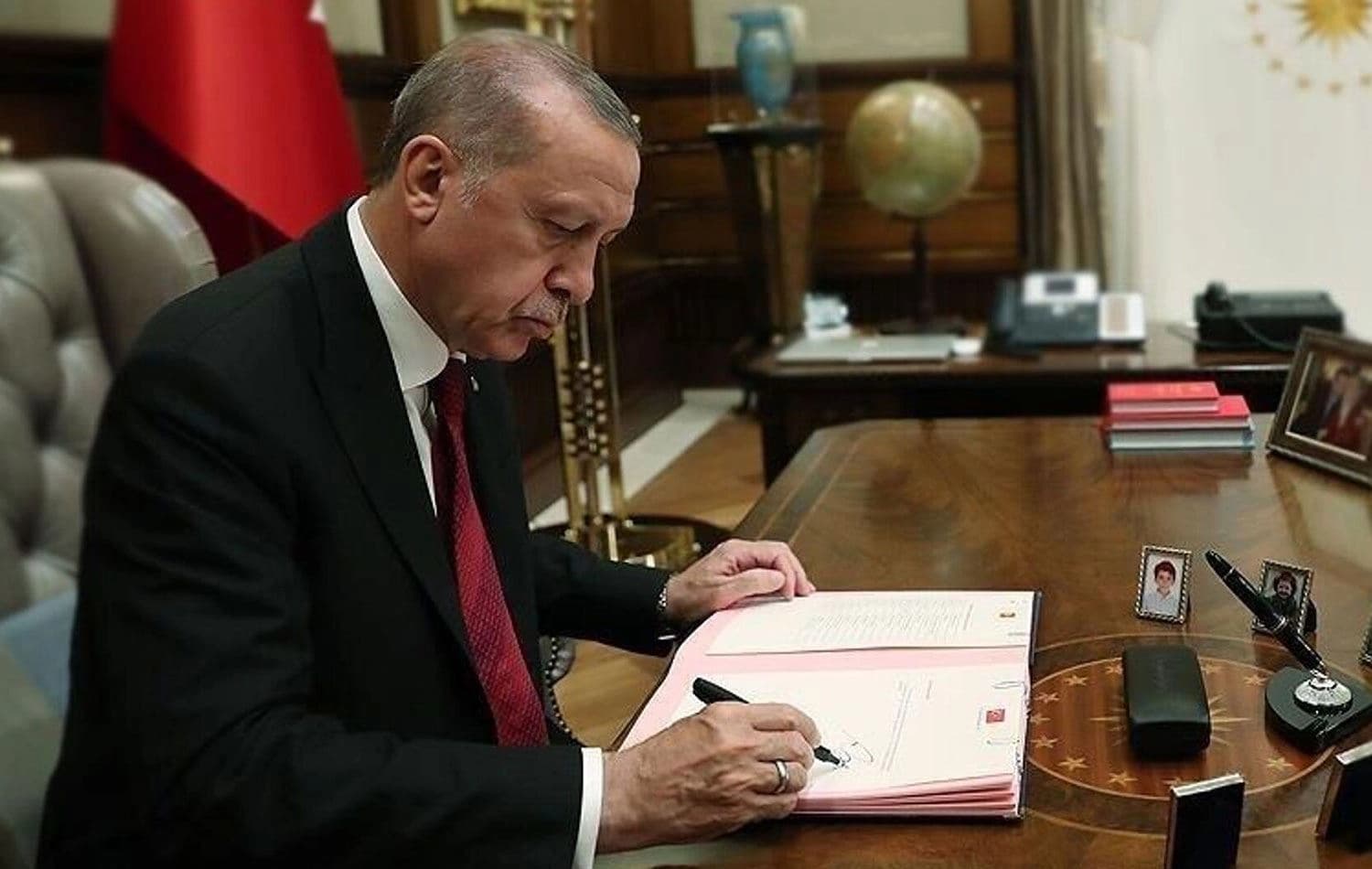 Türkiye Cumhurbaşkanı Recep Tayyip Erdoğan, Anayasa'nın 104. maddesinin 16. fıkrası uyarınca, sağlık sorunları nedeniyle 12 mahkûmun kalan hapis cezalarını affetti