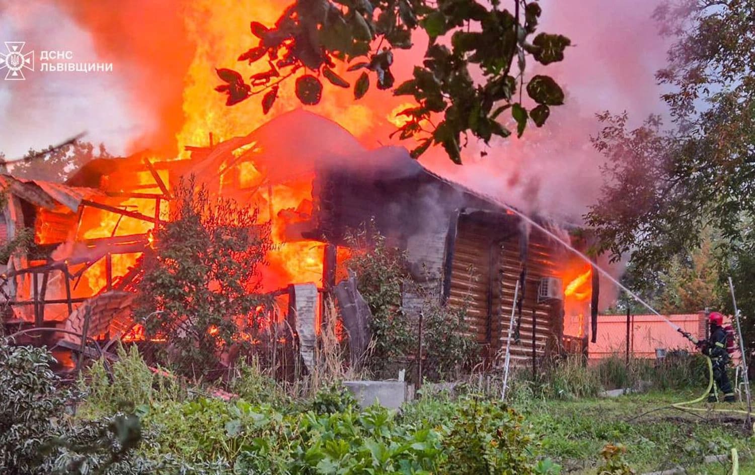 بەرگریی شارستانی ئۆکراینا هەوڵی کوژراندنەوەی ئاگرێک دەدەن دوای هێرشێکی رووسیا بۆ سەر ناوچەکە.