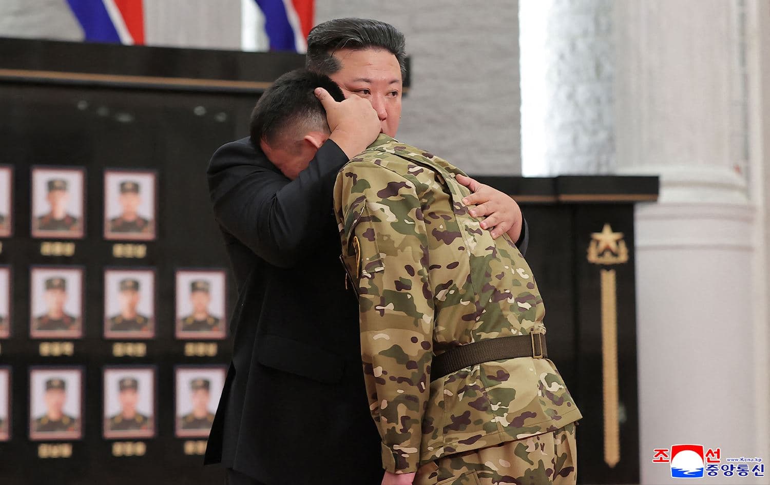 سەرۆکی کۆریای باکوور سەربازێک لەباوەش دەگرێت کە لە رووسیا شەڕی کردووە. وێنە: AFP