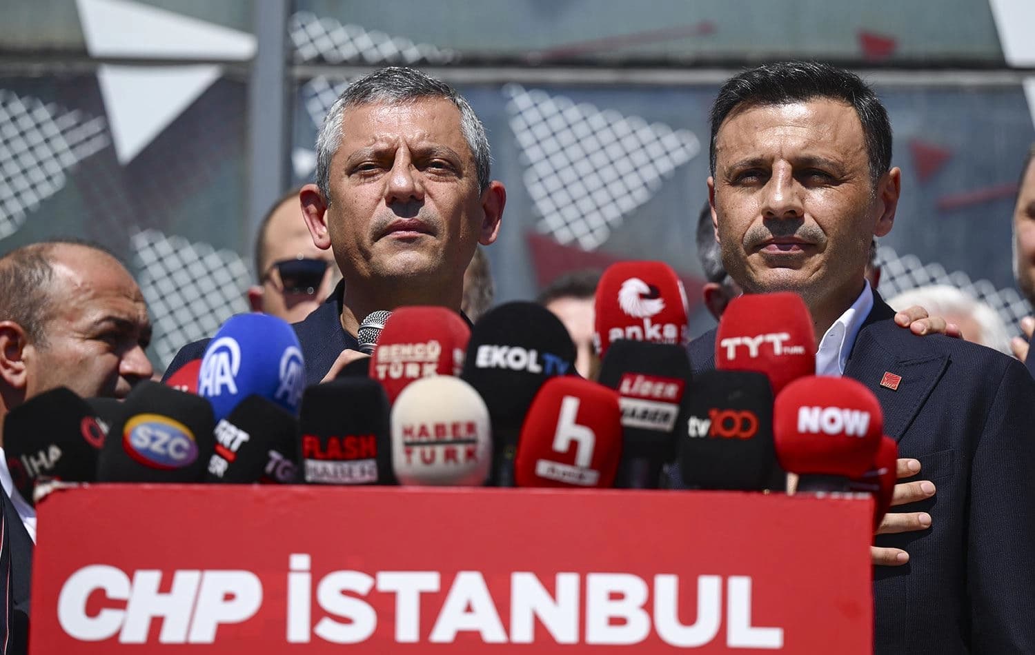 CHP Genel Başkanı Özgür Özel (solda), dün partisinin İstanbul İl Başkanlığına ziyarette bulunarak açıklamada bulundu. / AA