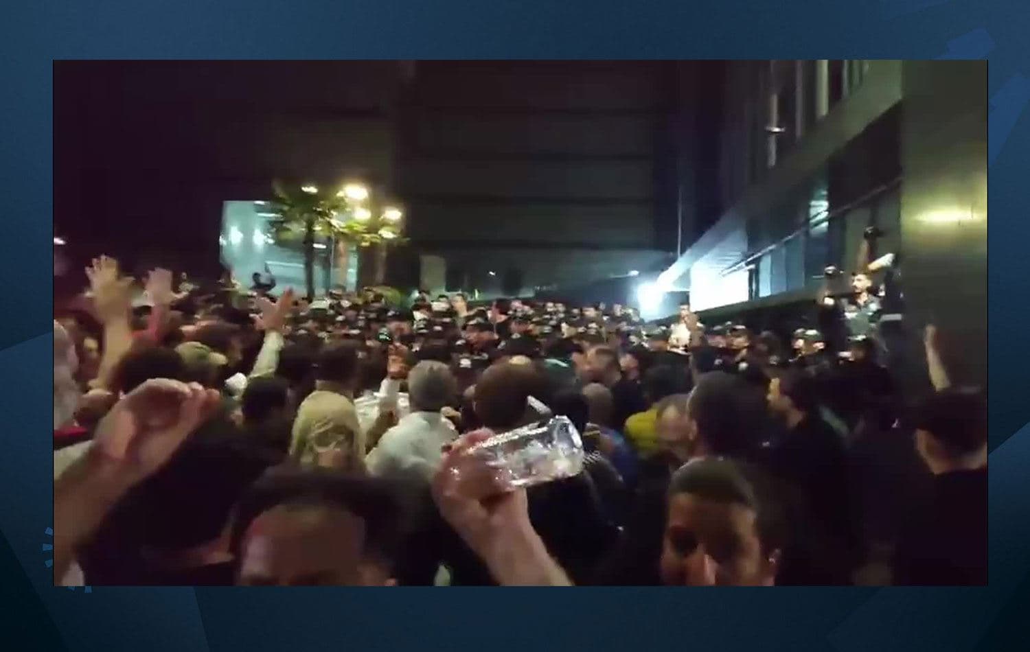 CHP İstanbul İl Başkanlığı ablukaya alındı. / Video alıntısı