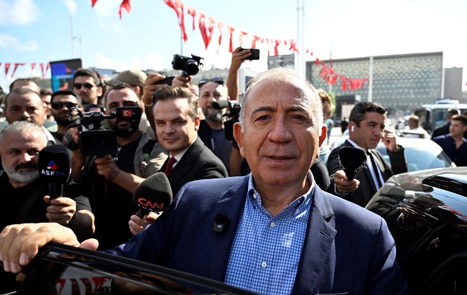 CHP İl Başkanlığına kayyum olarak atanan Gürsel Tekin Taksim Cumhuriyeti anıtına çelenk bıraktı. / Fotoğraf: KEMAL ASLAN / AFP