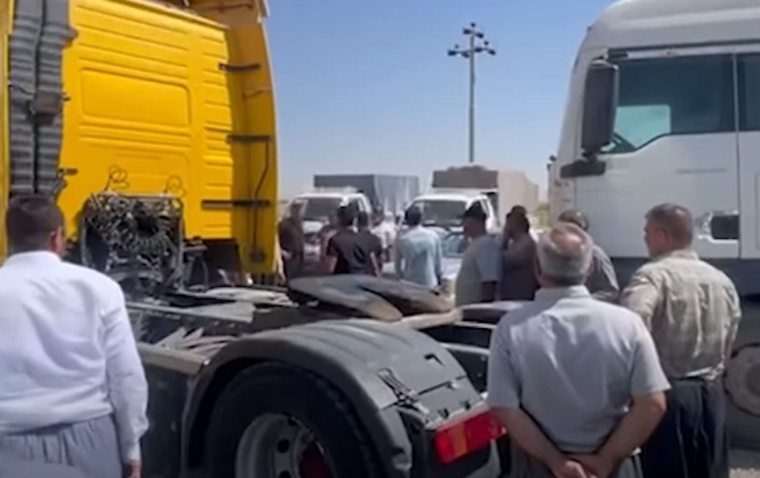 دیمەنێکی داخستنی رێگەی باوەمەحموود لەلایەن شۆفێرانی بارهەڵگرەوە. وێنەکە لە تۆڕە کۆمەڵایەتییەکان وەرگیراوە