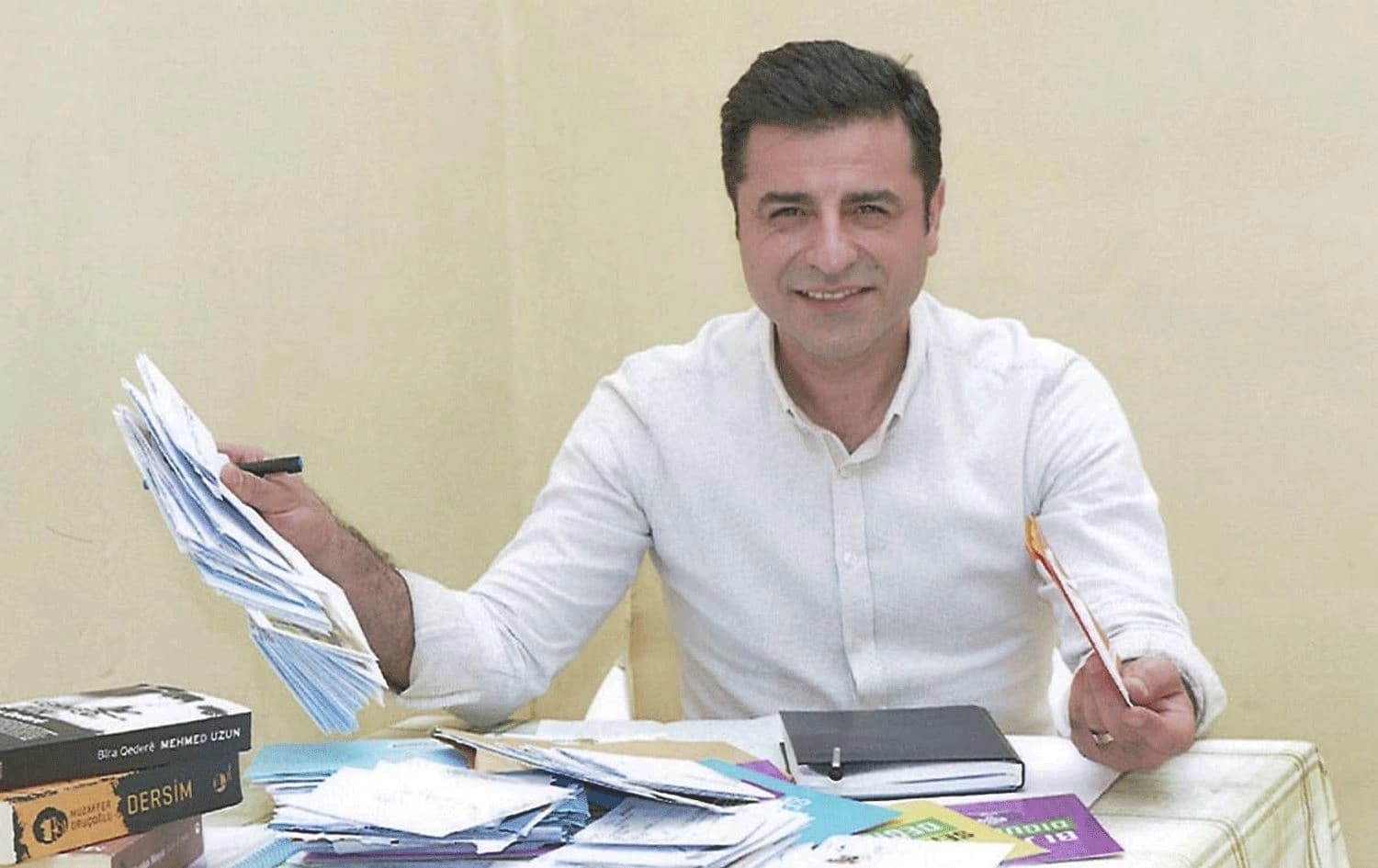 وێنەیەکی سەڵاحەدین دەمیرتاش لە زیندان