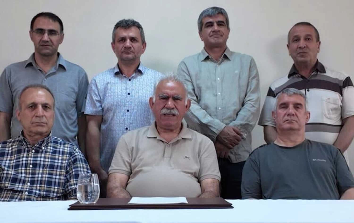 وێنەیەکی ئۆجەلان لەگەڵ هاوزیندانییەکانی