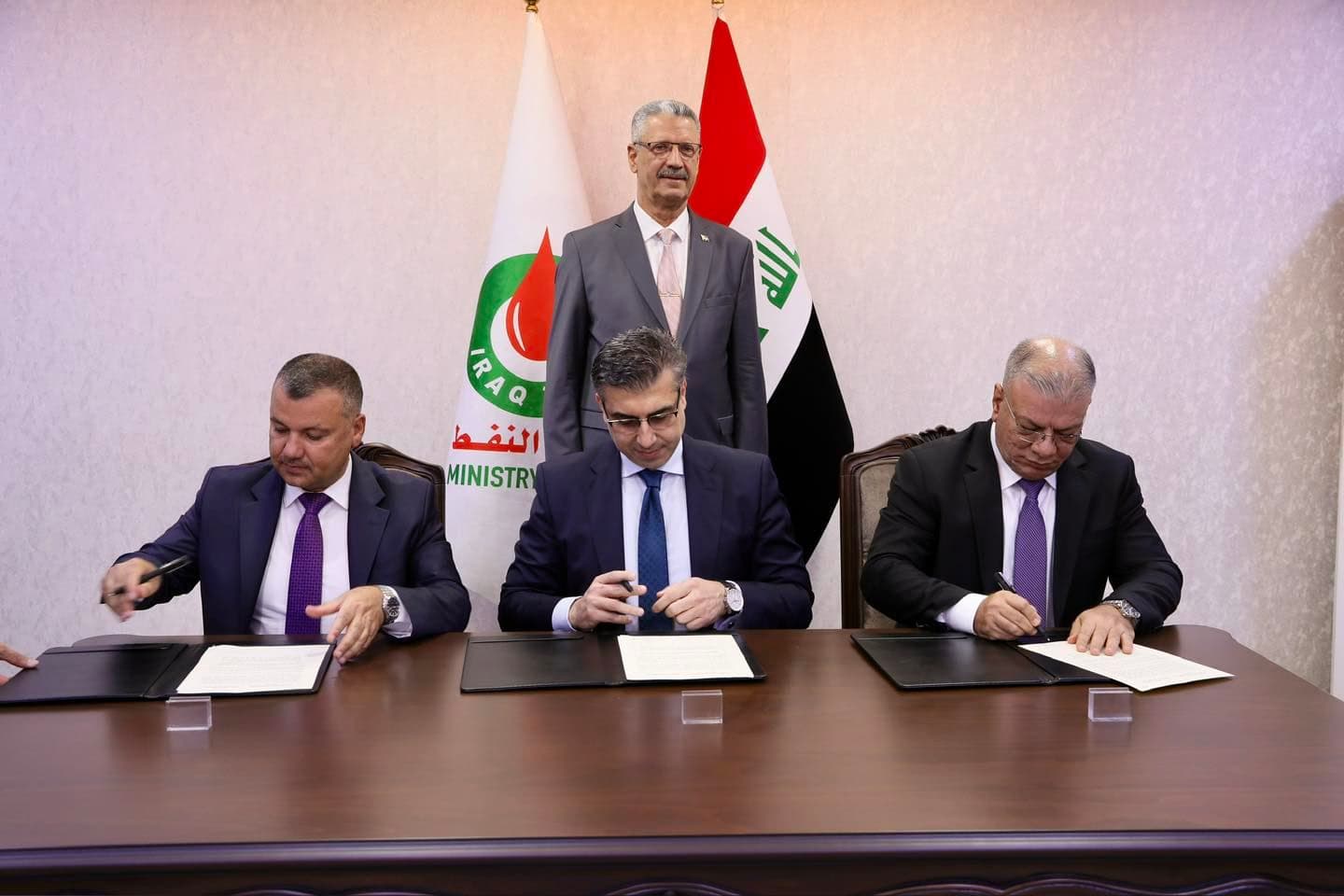 Iraqi Oil Minister Oil Minister Hayyan Abdul Ghani oversaw signing the activation of a contract between British BP, North Oil Company (NOC), and North Gas Company (NGC) in Baghdad on Thursday, October 2, 2025. Photo: Iraq's oil ministry