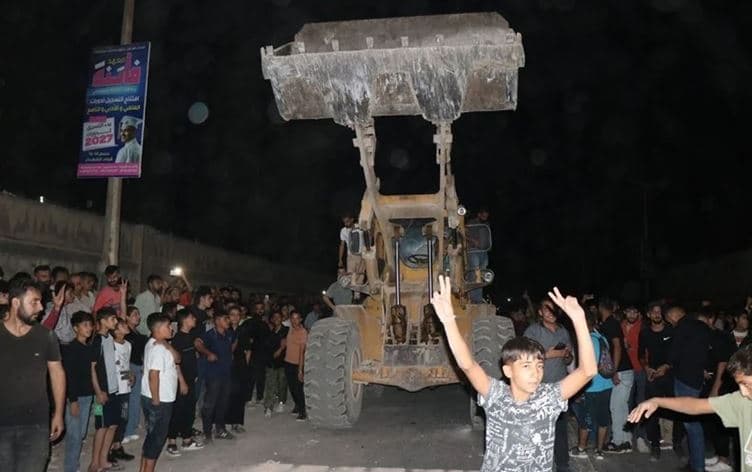 Yollarda kurulan barikatlar kaldırıldı. / Foto: ANHA