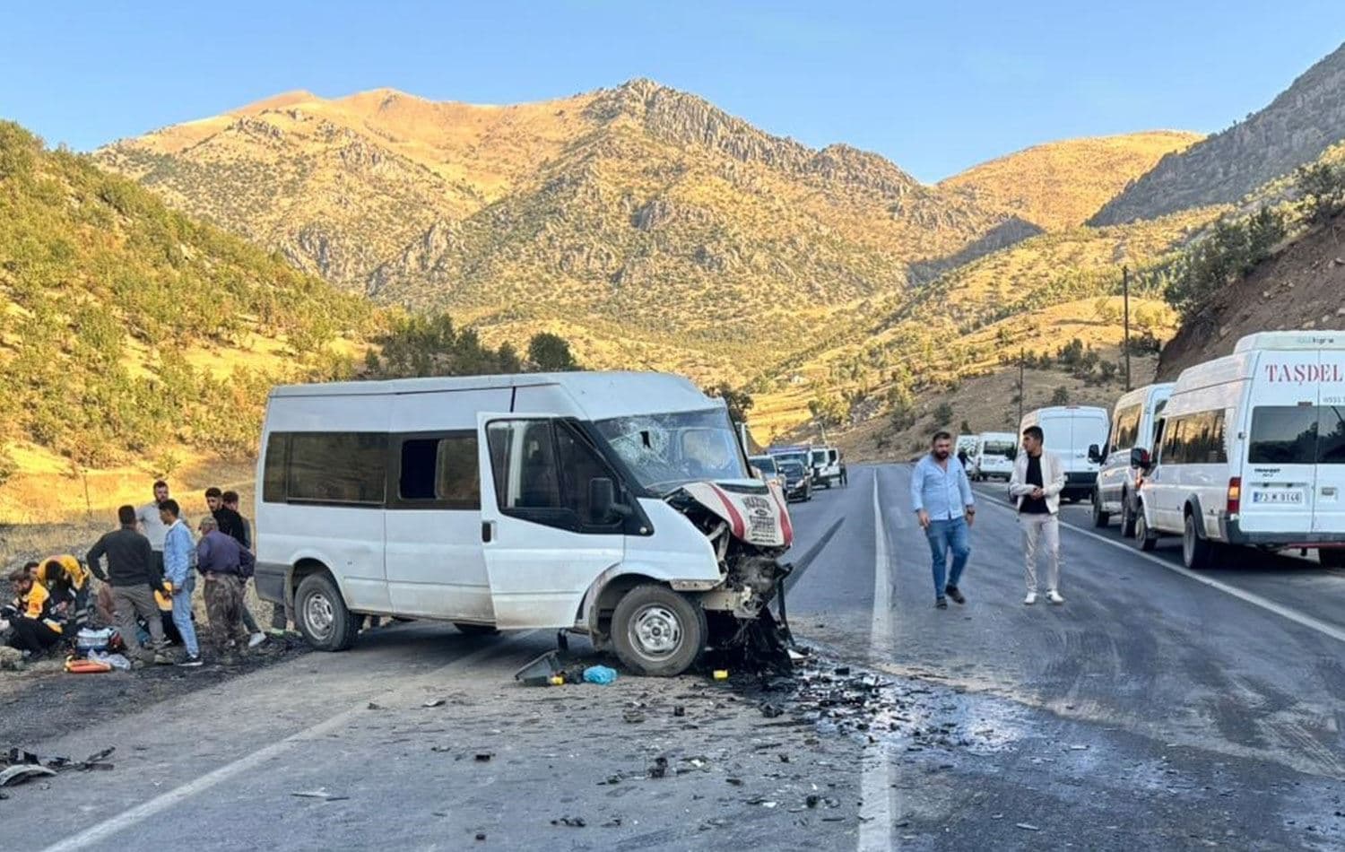 Şırnak'ın Uludere ilçesinde minibüs ile hafif ticari araç çarpıştı. / AA