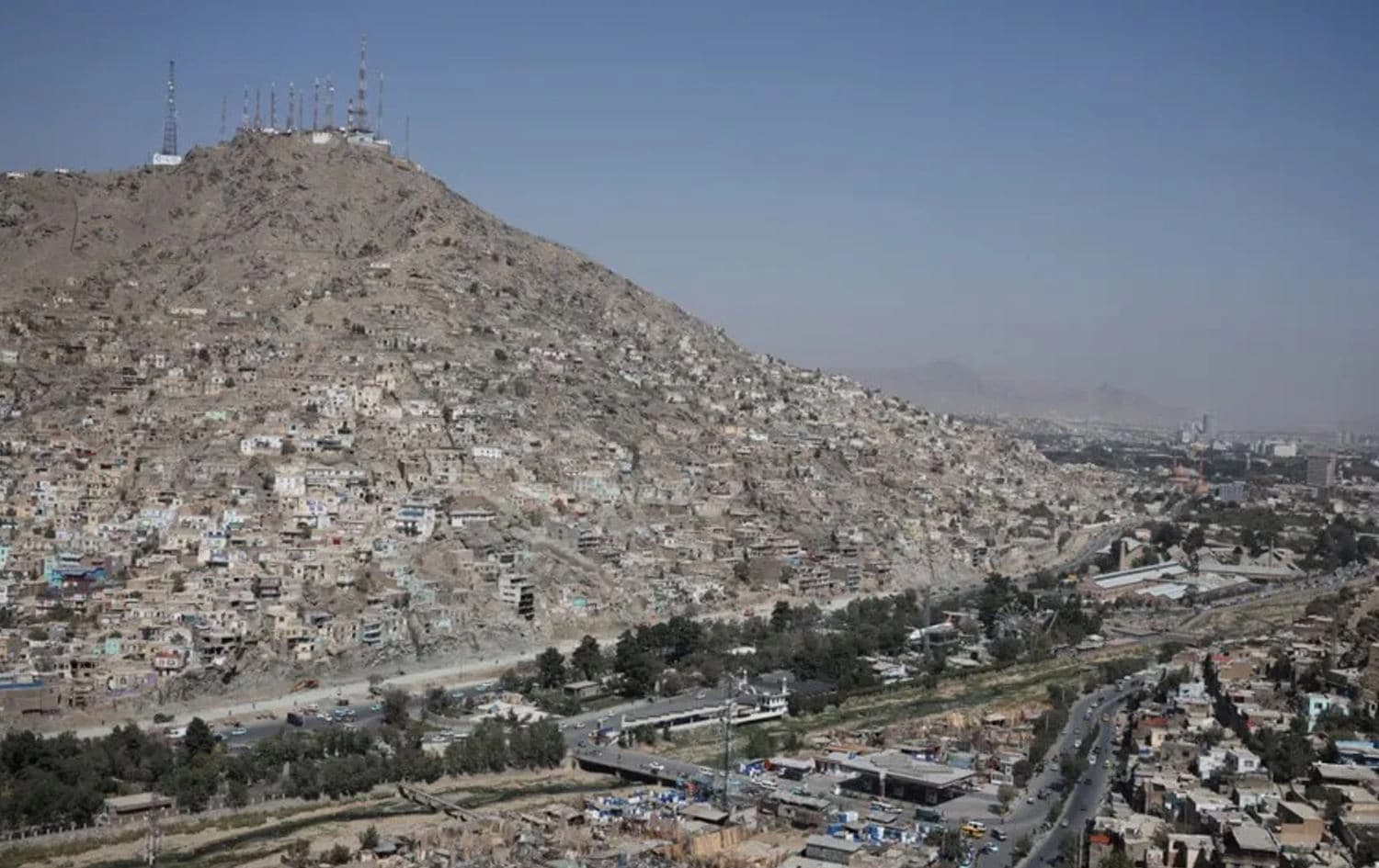بەرپرسانی ئەفغانستان دەڵێن، پێکدادانی "قورس" لەسەر سنوور لەگەڵ پاکستان دروست بووە. ئەفغانستان، پاکستان تۆمەتبار دەکات بەوەی هێرشی ئاسمانیی کردووەتە سەر کابوولی پایتەخت. سوپای ئەفغانستان لە راگەیێندراوێکدا گوتی: "وەک وەڵامدانەوەیەک بۆ ئەو هێرشە ئاسمانییانەی سوپای پاکستان کردوویەتییە سەر کابوول، هێزەکانی تاڵیبان لە چەندین ناوچەی جیاوازی سەر سنوور، لە پێکدادانێکی قورسدان لەگەڵ هێزە ئەمنییەکانی پاکستان."